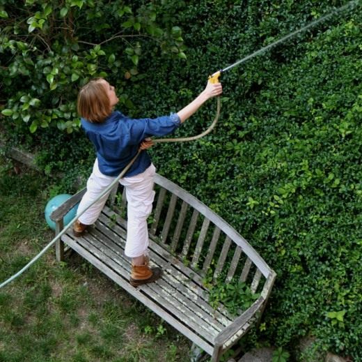 Полив сада (Watering the garden)