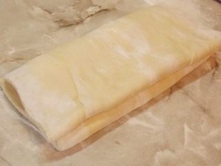 Складываем тесто ещё раз пополам Складываем тесто ещё раз пополам