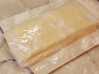Закрываем тесто плёнкой и убираем охлаждаться Закрываем тесто плёнкой и убираем охлаждаться
