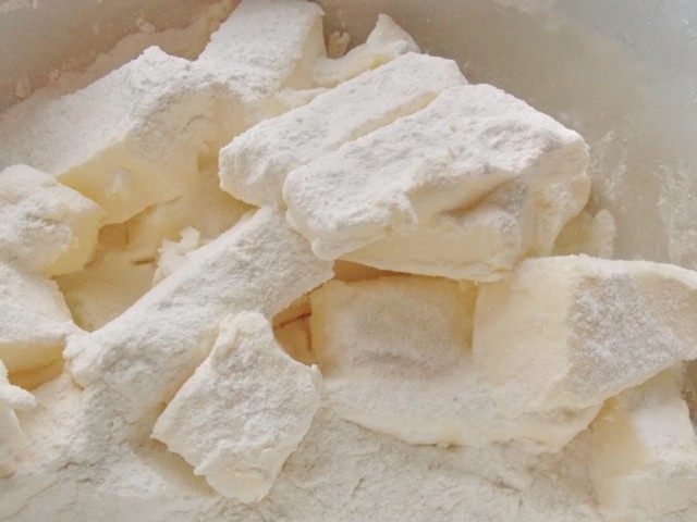 Разминаем масло с мукой Разминаем масло с мукой