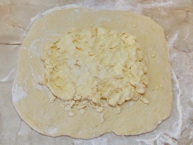 Выкладываем масло в центр раскатанного теста Выкладываем масло в центр раскатанного теста