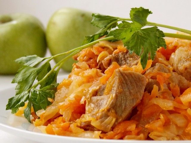 Тушёная капуста с мясом Тушёная капуста с мясом
