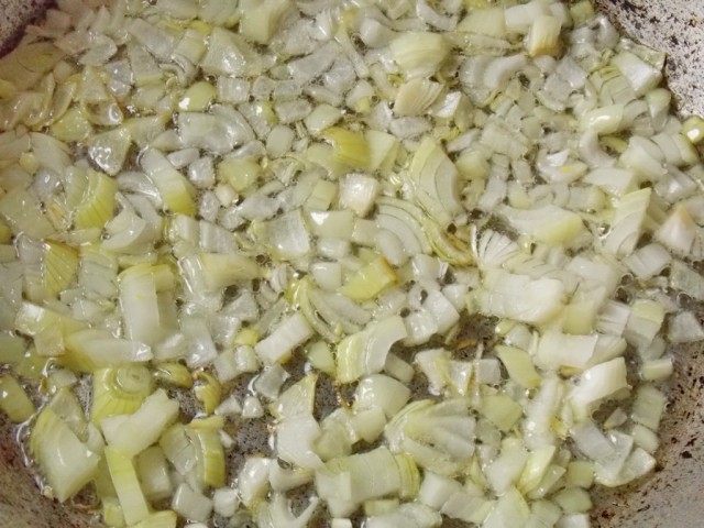 Пассеруем мелко нарезанный лук Пассеруем мелко нарезанный лук