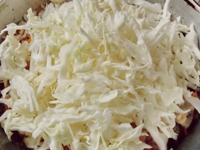 Выложим нашинкованную капусту Выложим нашинкованную капусту