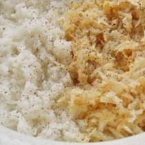 Смешаем отваренный рис и пассерованный сельдерей Смешаем отваренный рис и пассерованный сельдерей