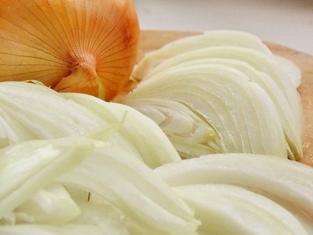 Нарежьте лук перьями Нарежьте лук перьями