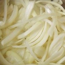 Начинаем тушить лук Начинаем тушить лук