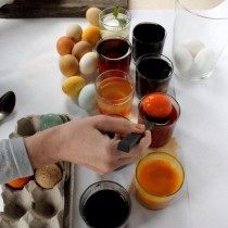 Красим яйца в красителях из натуральных продуктов