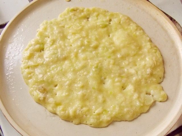 Жарим блинчики из кабачков Жарим блинчики из кабачков