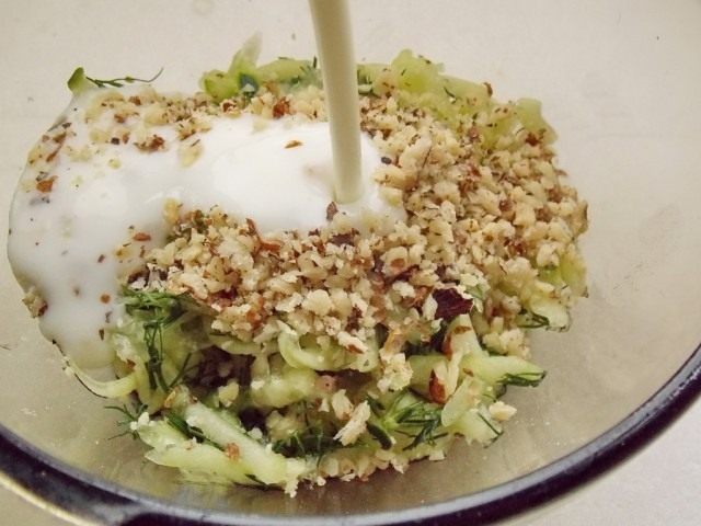 Смесь заправляем кислым молоком, добавляем оливковое масло Смесь заправляем кислым молоком, добавляем оливковое масло