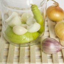 Выкладываем бланшированный острый перец Выкладываем бланшированный острый перец