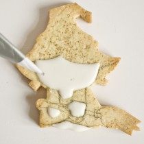 Белой глазурью рисуем мордочку и лапки