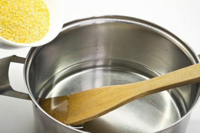 В кипящую воду высыпаем кукурузную крупу В кипящую воду высыпаем кукурузную крупу
