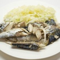 Очищаем скумбрию и смешиваем с обжаренным луком Очищаем скумбрию и смешиваем с обжаренным луком