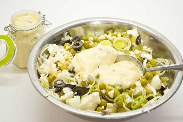 Добавляем в салат яйца, лук-порей, горошек, оливки и майонез Добавляем в салат яйца, лук-порей, горошек, оливки и майонез