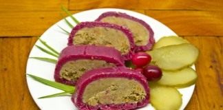 Готовый рулет из куриной печени в клюквенном муссе