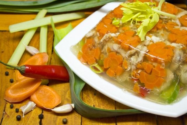 Заливное из курицы с луком пореем и сладким перцем Заливное из курицы с луком пореем и сладким перцем