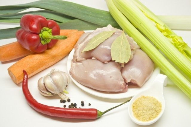 Ингредиенты для приготовления заливного из курицы. Ингредиенты для приготовления заливного из курицы.