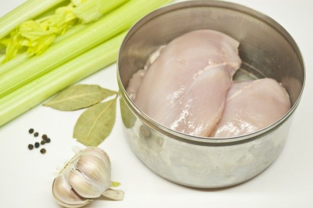 Отвариваем куриный бульон с овощами Отвариваем куриный бульон с овощами