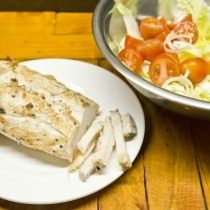 Нарезаем заранее приготовленную куриную грудку Нарезаем заранее приготовленную куриную грудку