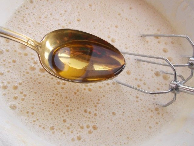 Вливаем подсолнечное масло, ещё раз перемешиваем Вливаем подсолнечное масло, ещё раз перемешиваем
