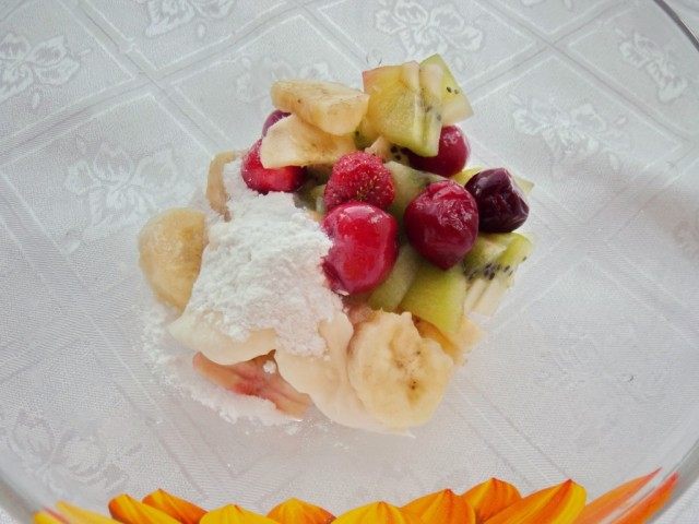 Кусочки фруктов и ягоды соединяем с половиной сливок Кусочки фруктов и ягоды соединяем с половиной сливок