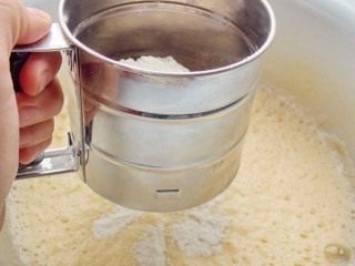 Добавляем частями муку и соду Добавляем частями муку и соду
