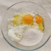 Смешиваем творог, яйцо, сахар и ванилин Смешиваем творог, яйцо, сахар и ванилин