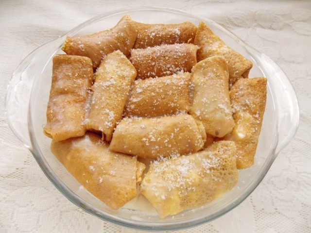 Третий слой смазываем маслом, присыпаем сахаром, накрываем и ставим томиться Третий слой смазываем маслом, присыпаем сахаром, накрываем и ставим томиться