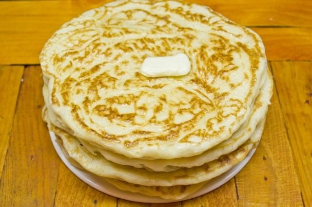 Готовые блины, промазывая сливочным маслом, складываем в стопку Готовые блины, промазывая сливочным маслом, складываем в стопку