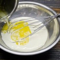 Растираем желтки с сахаром, добавляем сливочное масло Растираем желтки с сахаром, добавляем сливочное масло