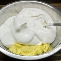 Смешиваем муку, разрыхлитель и куркуму, добавляем желтки, аккуратно вмешиваем взбитые белки Смешиваем муку, разрыхлитель и куркуму, добавляем желтки, аккуратно вмешиваем взбитые белки