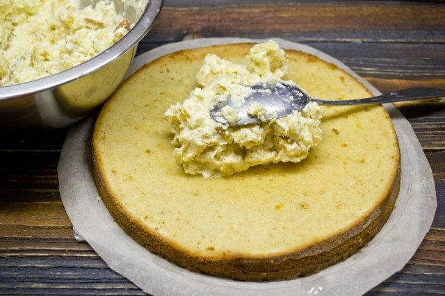 Выкладываем горкой на первый корж мелко нарезанные кубиками бисквита, смешанные с кремом и засахаренным имбирём Выкладываем горкой на первый корж мелко нарезанные кубиками бисквита, смешанные с кремом и засахаренным имбирём
