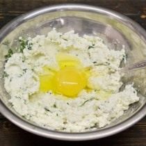 Добавляем сырое куриное яйцо Добавляем сырое куриное яйцо