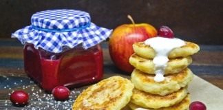 Яблочные сырники с начинкой из клюквы с апельсином