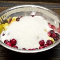 Засыпаем клюкву и апельсин сахаром Засыпаем клюкву и апельсин сахаром