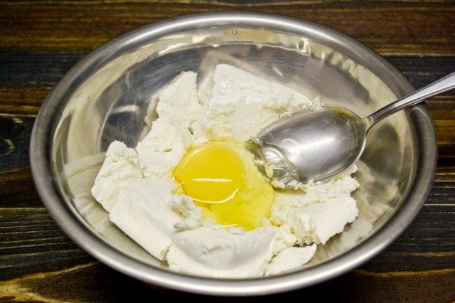 Нежирный свежий творог смешиваем с сырым куриным яйцом Нежирный свежий творог смешиваем с сырым куриным яйцом