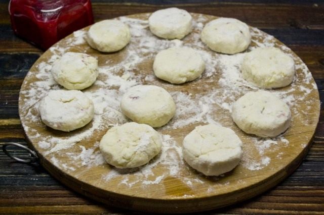 Лепим аккуратные круглые лепешки с джемом внутри Лепим аккуратные круглые лепешки с джемом внутри