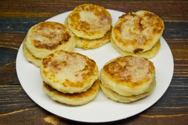 Обжариваем сырники с клюквой и яблоками с двух сторон Обжариваем сырники с клюквой и яблоками с двух сторон