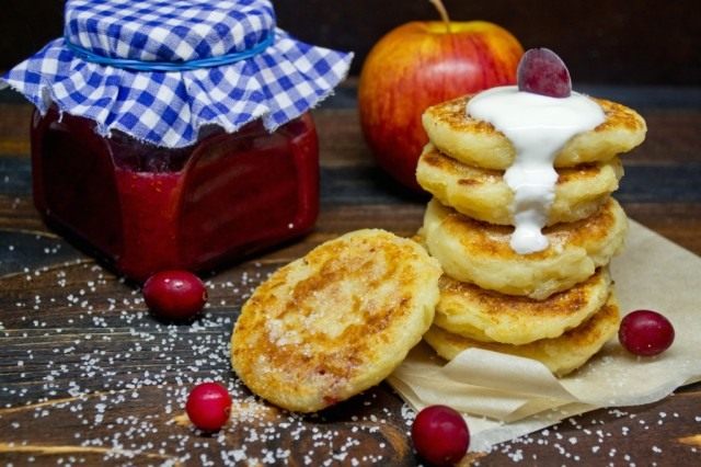 Яблочные сырники с начинкой из клюквы с апельсином Яблочные сырники с начинкой из клюквы с апельсином