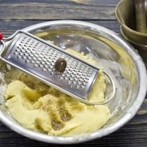 Добавляем 1\3 тёртого мускатного ореха, молотую корицу, растёртые в ступе кардамон и гвоздику Добавляем 1\3 тёртого мускатного ореха, молотую корицу, растёртые в ступе кардамон и гвоздику