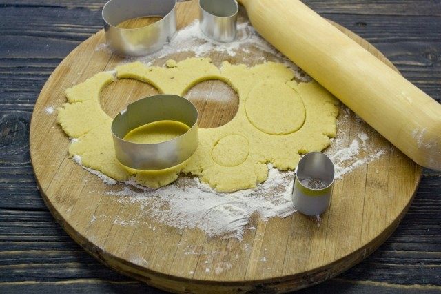 Вырезаем формочками яйца разного размера Вырезаем формочками яйца разного размера