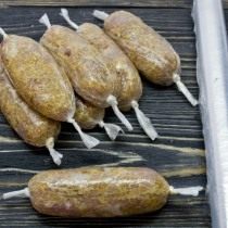 Закручиваем из фарша сосиски Закручиваем из фарша сосиски