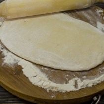 Раскатываем тесто и нарезаем полосками Раскатываем тесто и нарезаем полосками