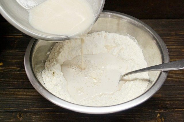 Смешиваем дрожжи и муку Смешиваем дрожжи и муку