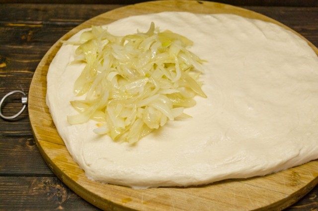 Добавляем обжаренный лук в тесто Добавляем обжаренный лук в тесто
