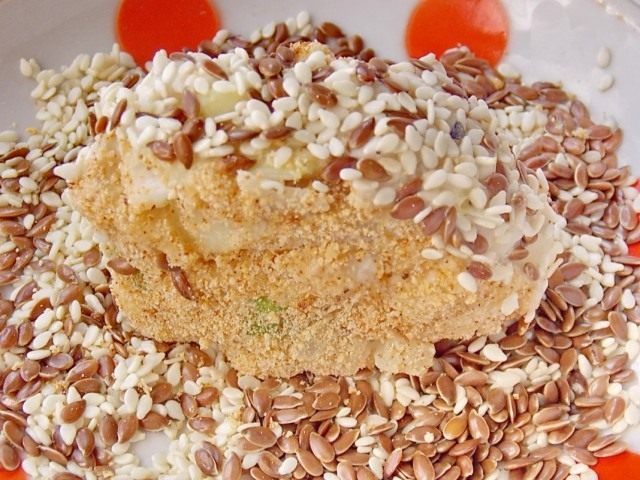 Обваливаем котлеты в семенах кунжута и льна Обваливаем котлеты в семенах кунжута и льна