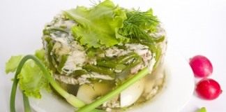 Холодец из курицы со стрелками чеснока