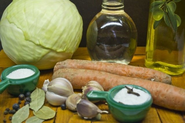 Ингредиенты для приготовления маринованной капусты Ингредиенты для приготовления маринованной капусты