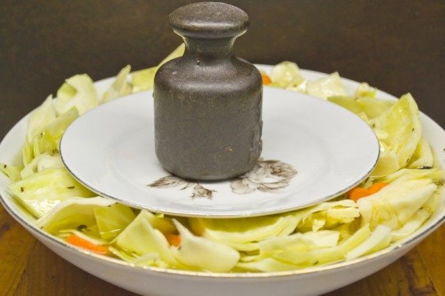 На капусту ставим тарелочку с грузом и оставляем мариноваться На капусту ставим тарелочку с грузом и оставляем мариноваться